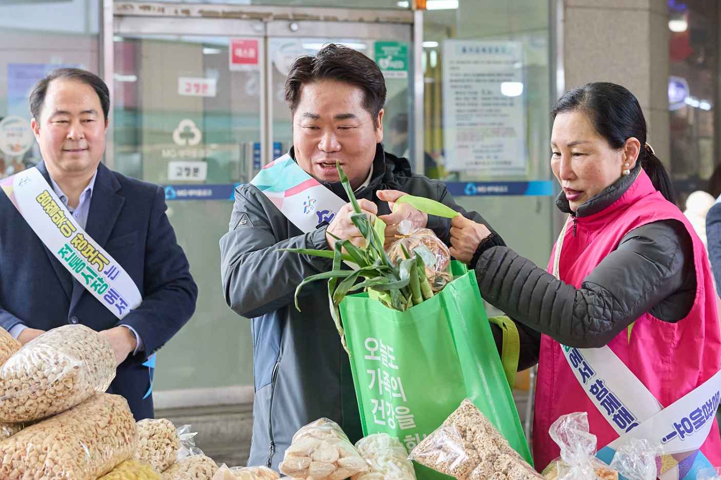 오세현 아산시장, 설 명절 맞아 ‘전통시장 장보기’ 나서
