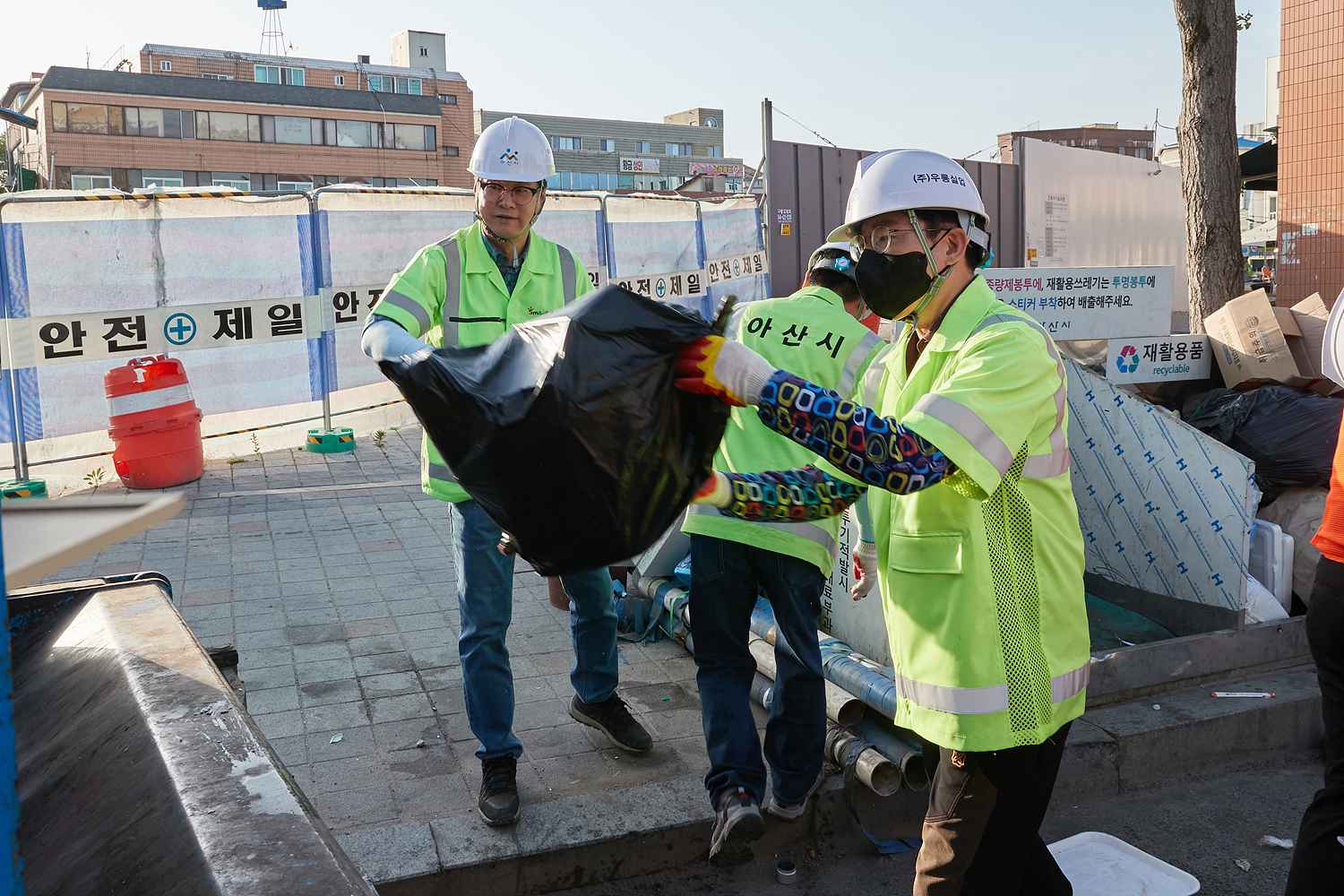 박경귀 시장, 쓰레기 수거 현장 체험 “아산을 깨끗한 도시로 만들 것” 관련사진