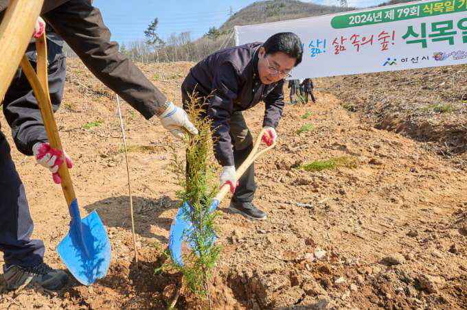 박경귀 시장 “나무심기는 미래 위한 선물, 산림 자원 관리할 것” 관련사진