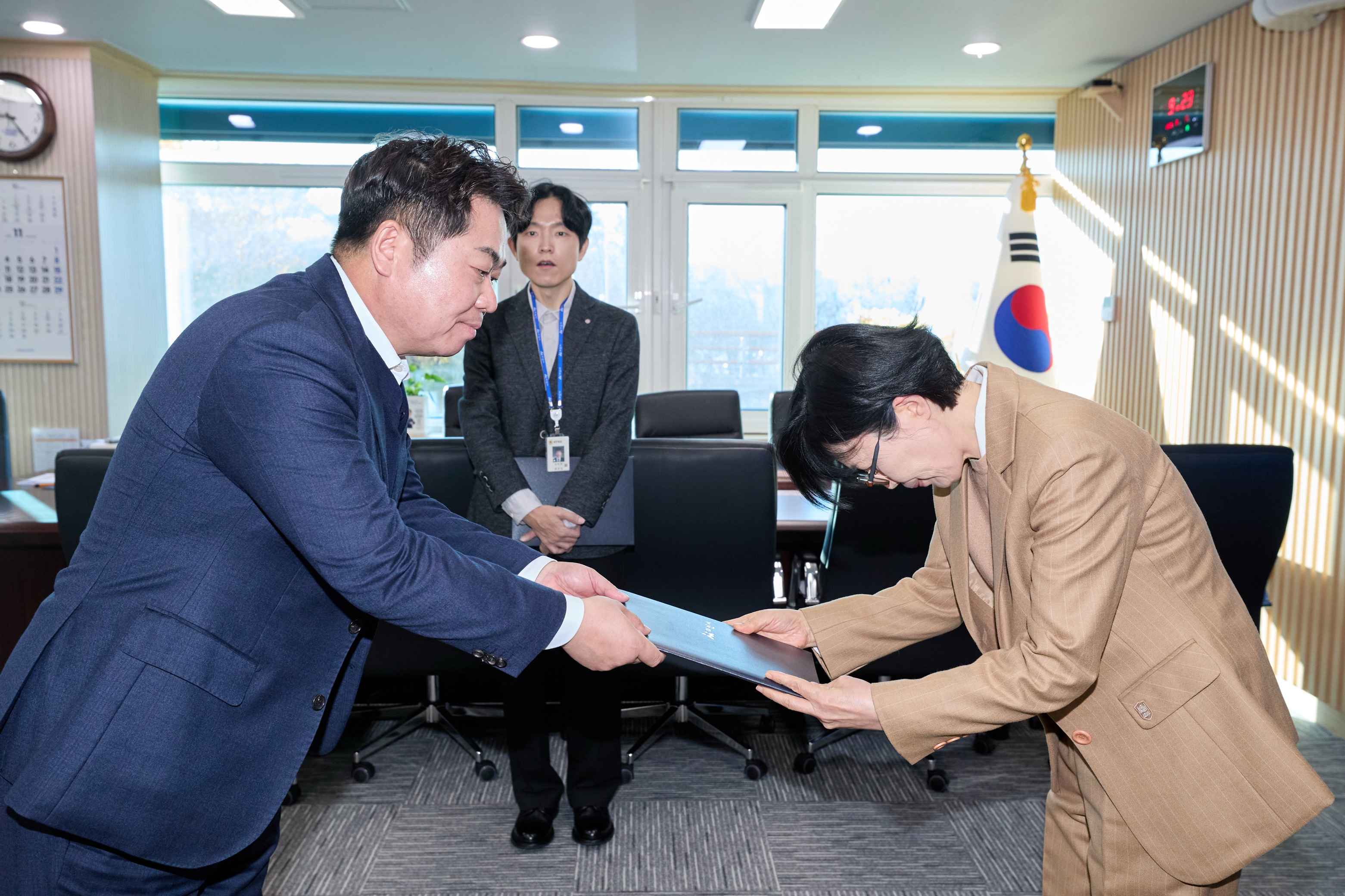 2025.11.28.신규공무원 임용장 교부