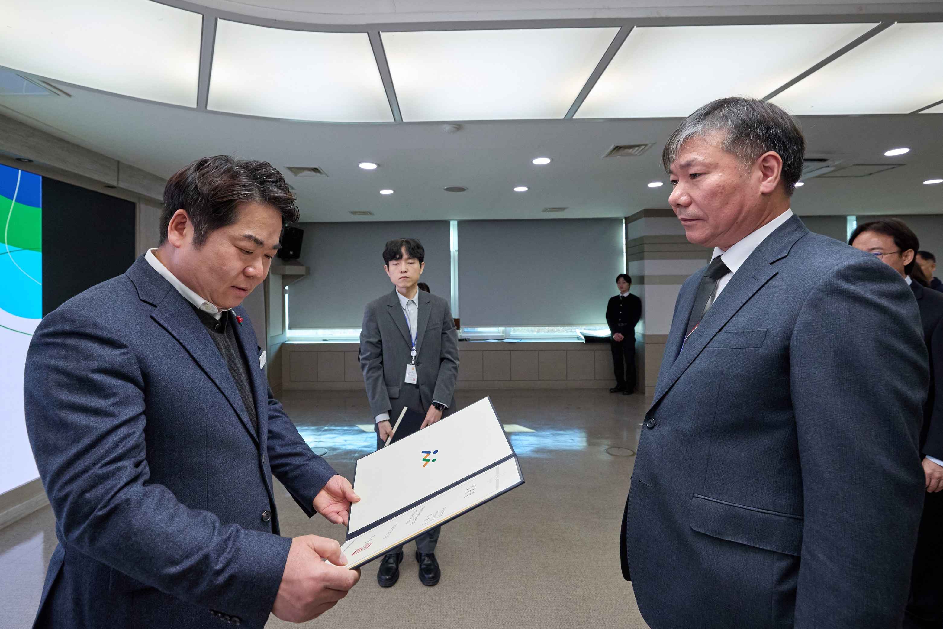 2025.12.30.2026년 상반기 정기인사 4ㆍ5급 임용장 교부