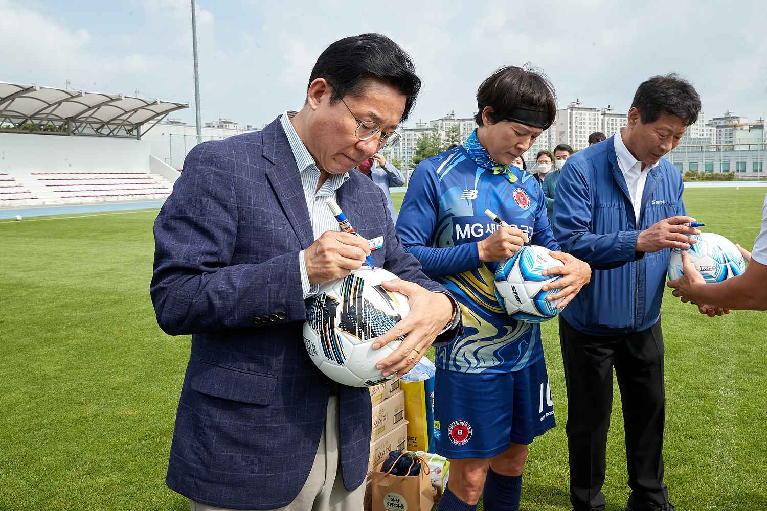 2022.07.16.연예인축구단(일레븐) 후원물품 전달식