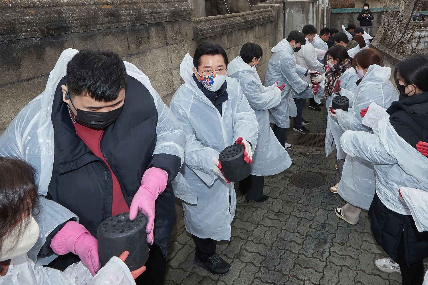 박경귀 아산시장, 연탄 나눔 행사 참여 관련사진