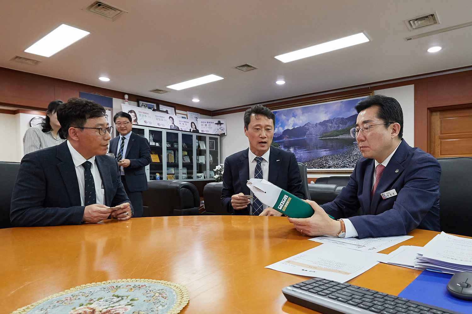 2023.05.16.오비맥주(주) 충남북부지점, 취약계층 지원 성금 200만원 전달