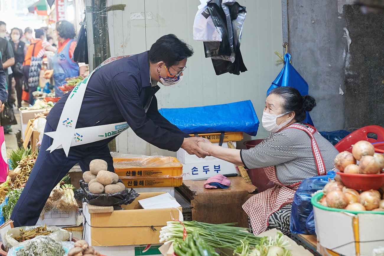 박경귀 아산시장, 온양온천시장서 “전통시장 장보기 동참해요” 관련사진