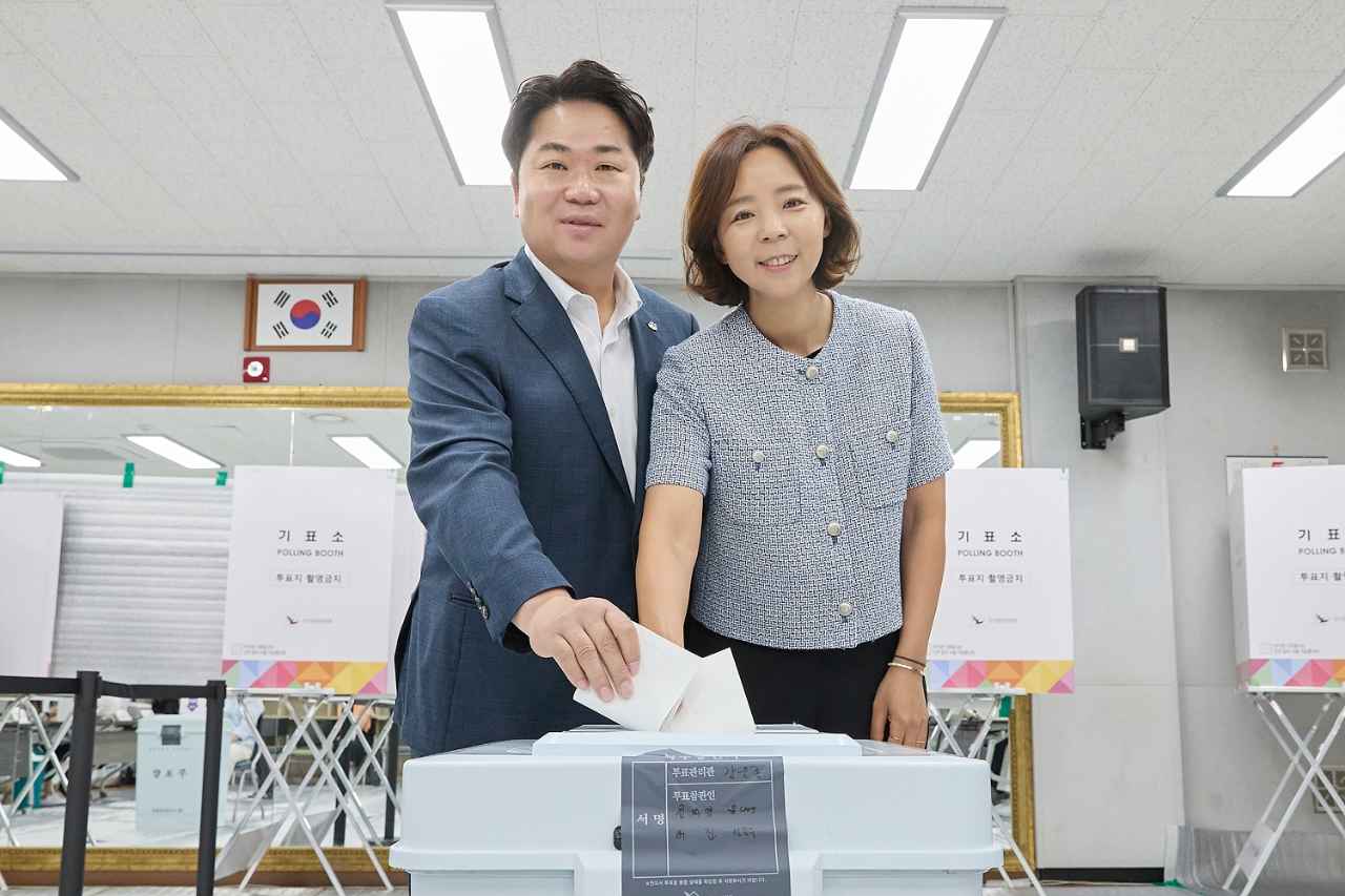 오세현 아산시장, 사전투표로 소중한 한 표 행사 관련사진