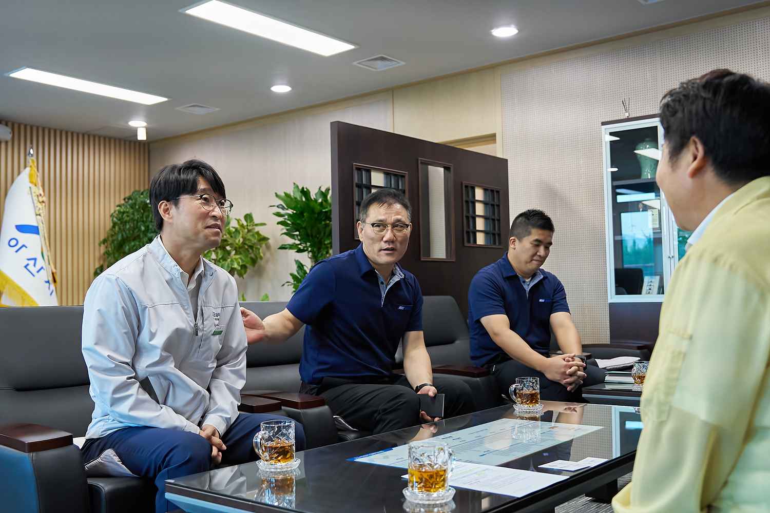 2025.07.28.(주)KCC글라스, 수해피해 극복을 위한 1억원 상당 바닥재 전달