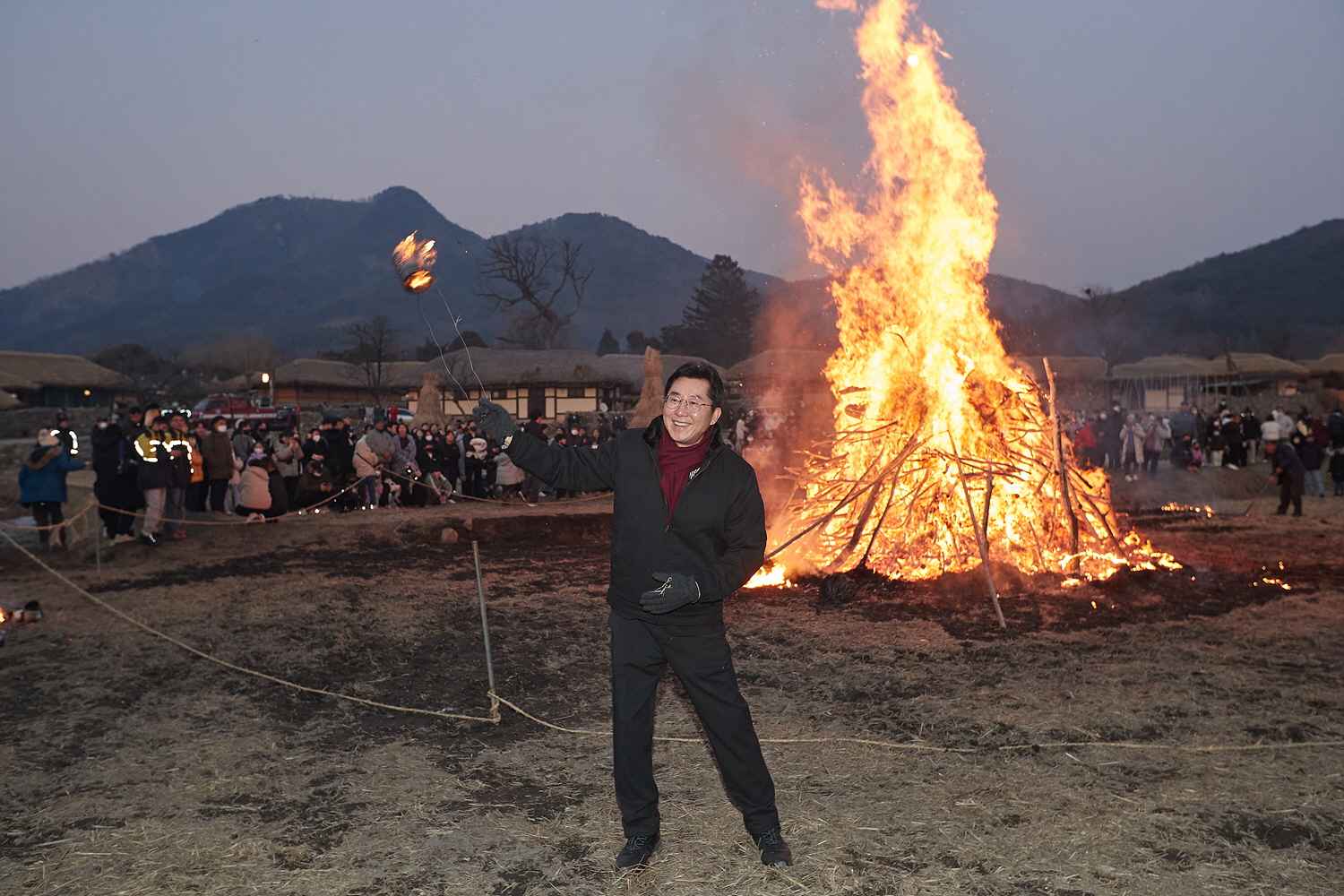 아산시 외암마을 정월대보름 축제 5년 만에 부활.. 달집태우기 ‘장관’ 관련사진
