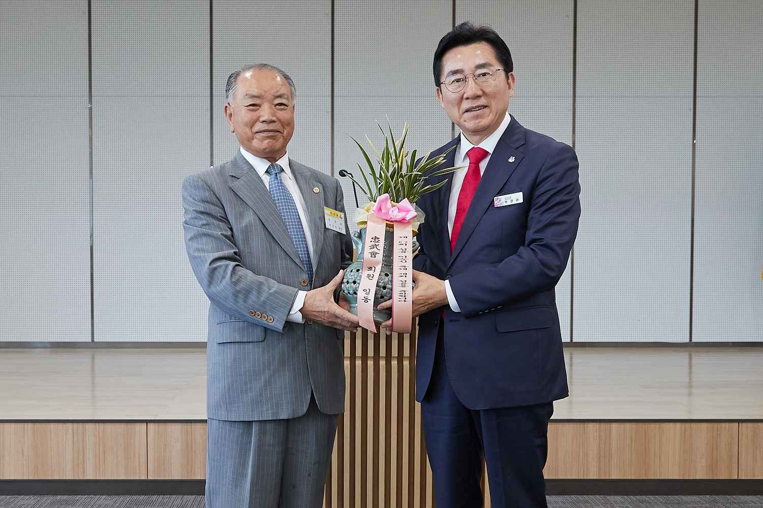 박경귀 시장, ‘제62회 성웅 이순신 축제’ 성공 공로로 충무회에 감사 난 받아 관련사진