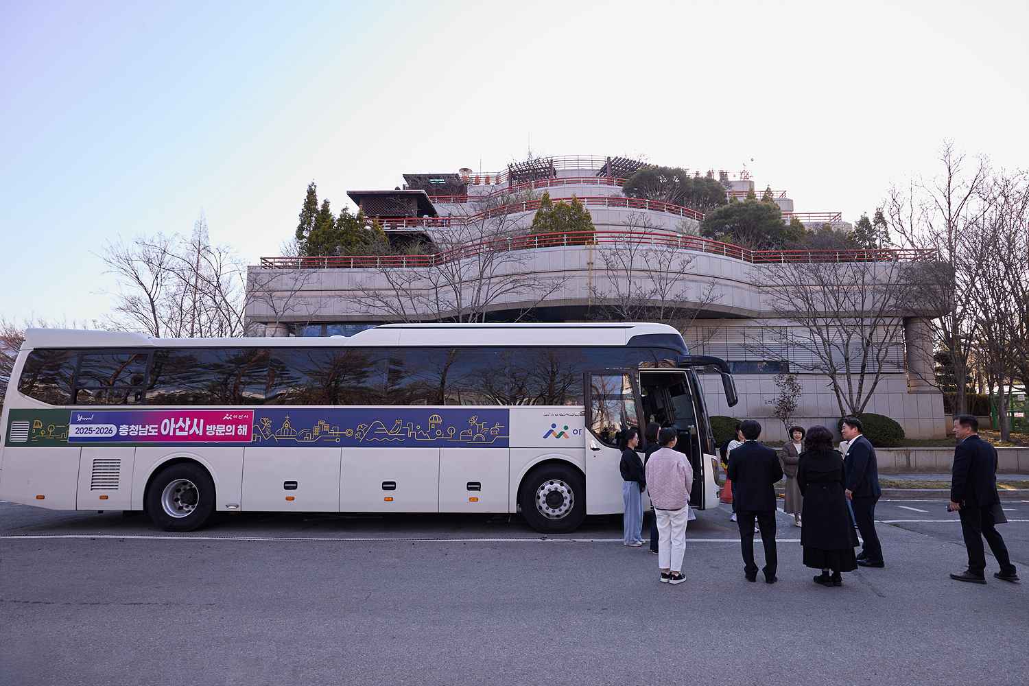 2026.04.08.지역사회보장협의체 민관협력 활성화 워크숍(충주시 깊은산속옹달샘) 참석자 배웅