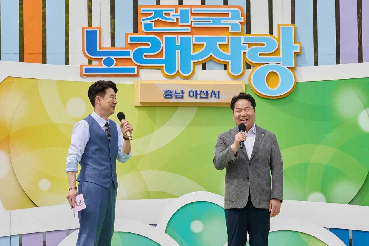 아산시, 충남 1호 지방정원서 펼쳐진 ‘노래와 웃음꽃’ 향연 관련사진