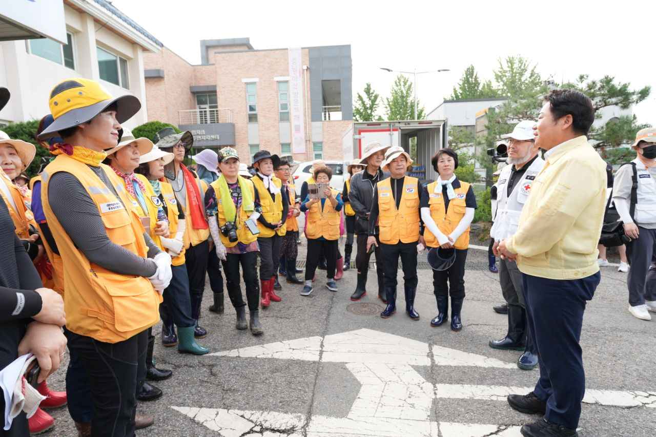 시민·장병 등 아산시 수해 복구 동참… “아직 도움의 손길 절실” 관련사진